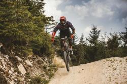 Force RECKLESS černo-červeno-modrý mtb dres - dl. rukáv + Force BLADE MTB červené šortky