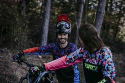 Force RECKLESS černo-červeno-modrý mtb dres - dl. rukáv + Force BLADE MTB červené šortky