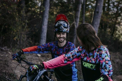 Force RECKLESS černo-červeno-modrý mtb dres - dl. rukáv + Force BLADE MTB červené šortky