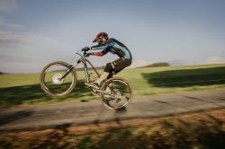 Force RECKLESS černo-červeno-modrý mtb dres - dl. rukáv + Force BLADE MTB červené šortky