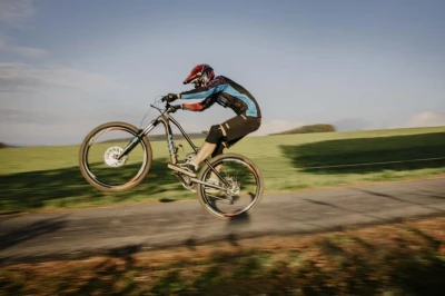 Force RECKLESS černo-červeno-modrý mtb dres - dl. rukáv + Force BLADE MTB červené šortky