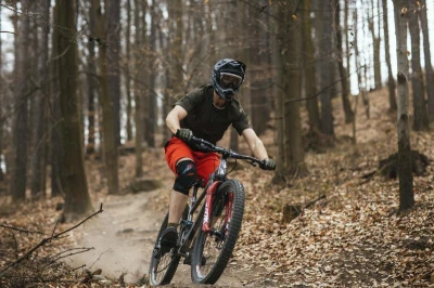 Force RECKLESS černo-červeno-modrý mtb dres - dl. rukáv + Force BLADE MTB červené šortky