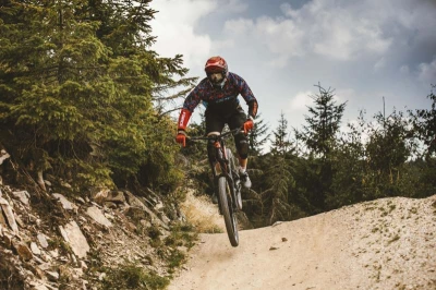 Force RECKLESS černo-červeno-modrý mtb dres + Force BLADE MTB černé cyklokraťasy