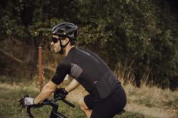 Force SWAY černý cyklodres - kr. rukáv + Force MOUNT MTB černé cyklokraťasy bez vložky