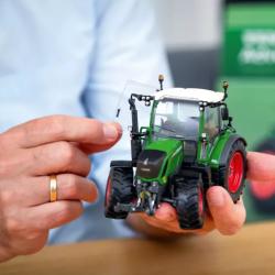 Franzis adventní kalendář Traktor Fendt 313 Vario se zvukem 1:32