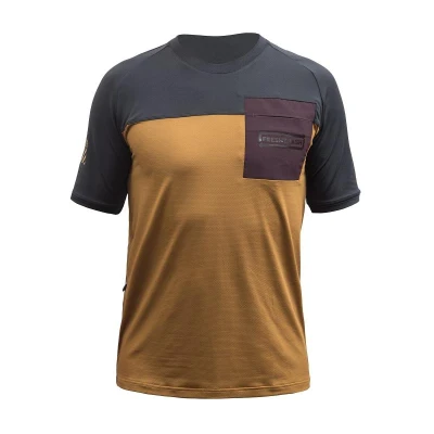 Fresh Trash Men's Horizon Pocket Short Sleeve Jersey Golden/black pánský cyklodres Fresh Trash Men's Horizon Pocket Short Sleeve Jersey Golden/black pánský cyklodres