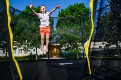 G21 Trampolína SpaceJump, 305 cm, černá, s ochrannou sítí + schůdky zdarma