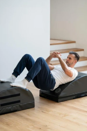 Hip Thrust černá ergonomická cvičební lavice na hýžďové svaly