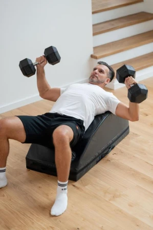 Hip Thrust černá ergonomická cvičební lavice na hýžďové svaly
