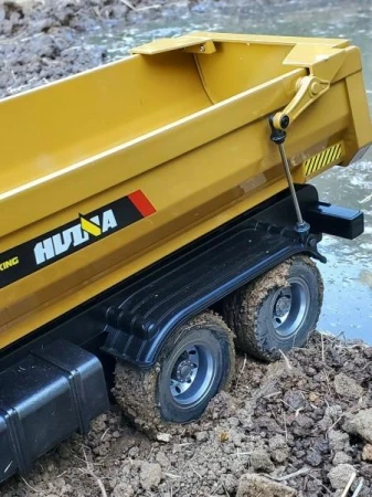 Huina Mercedes-Benz Arocs žlutý celokovový proporcionální RC sklápěč s nosností 3,5 kg