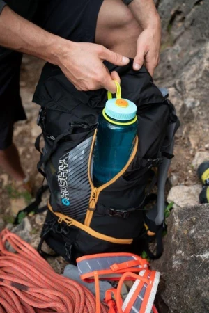 Husky Capture 40l black turistický batoh + sleva 200,- na příslušenství