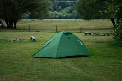 Husky Beast 3 zelený lehký turistický stan + sleva 400,- na příslušenství