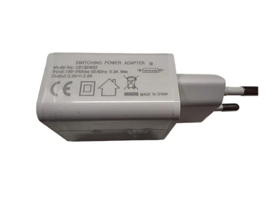 IQ models bílý dvouzásuvkový USB adaptér