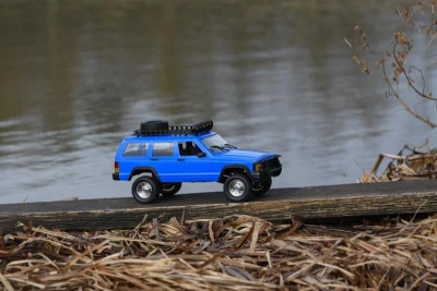 IQ models JEEP CHEROKEE 1/12 4x4 modrý