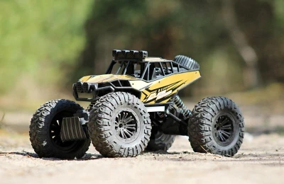 IQ models Obří RC crawler Storm 1/10 - zlatá