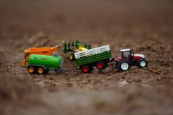 IQ models RC TRAKTOR s dobytčákem 1/24