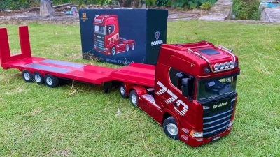 IQ models Scania 770 S červená metalíza 1:18 RC tahač s plošinovým návěsem
