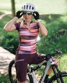 Kilpi MOATE-W tmavě červený cyklistický dres + Kilpi TRACKEE-W tmavě červené cyklistické kraťasy