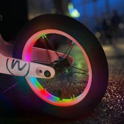 Nils Fun RB901 s 12 pumpovanými koly a LED růžové dětské odrážedlo