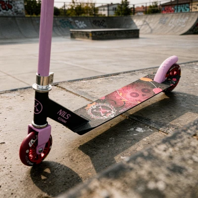 Nils Extreme HS150 Santa Muerte růžovo-černá freestylová koloběžka