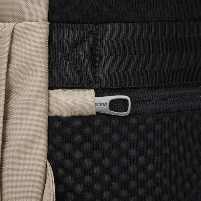Pacsafe Batoh V 16L ALL-AROUND BACKPACK beige + sleva 400,- na příslušenství