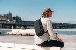 Pacsafe VIBE 325 SLING PACK jet black batoh + sleva 400,- na příslušenství