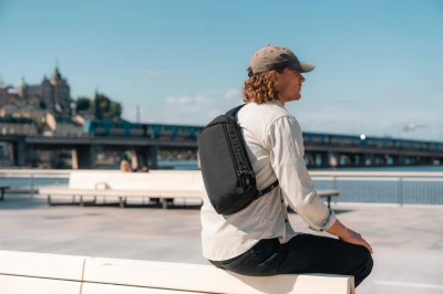 Pacsafe VIBE 325 SLING PACK jet black batoh + sleva 400,- na příslušenství