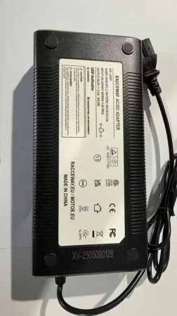 RACCEWAY Nabíječka na lithiové baterie 48V (58.8v) 3.5Ah-14S