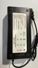 RACCEWAY Nabíječka na lithiové baterie 48V (58.8v) 3.5Ah-14S (VÝPRODEJ)