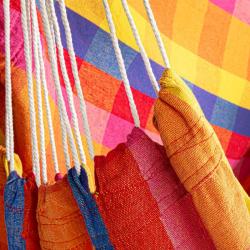 Spokey BENCH DELUXE KÁRO barevné Houpací síť - sedátko pro dva, do 160 kg (VÝPRODEJ)