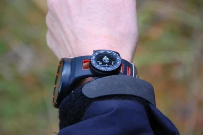 Suunto Clipper černý univerzální kompas na hodinky pro jižní polokouli