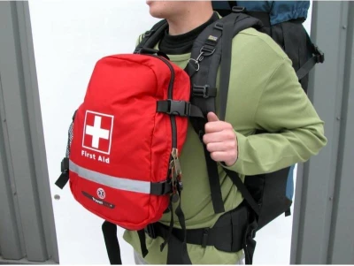 Travel Safe L červený batoh na sestavení lékárny