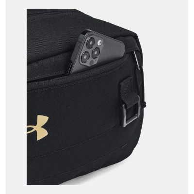 Under Armour UA Contain Travel Kit-BLK taška přes rameno