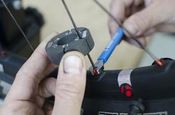 UNIOR Kľúč na držanie plochých drôtov, univerzálny