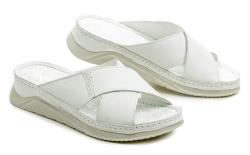 Wild 022056106 biele dámske nazúvaky na klinovom podpätku