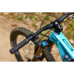 WOLF TOOTH Echo černá/oranžová gripy