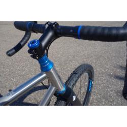 Wolf Tooth Krytka Ultralight Stem Cap Modrá + 5mm Spacer