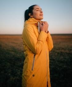 Woox Nimbus Urban Golden Rod Chica dámská větrovka POUZE 42 (VÝPRODEJ)