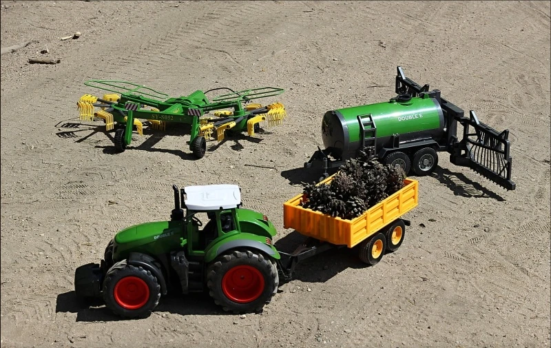 Double Eagle Výhodný XXL set traktoru na dálkové ovládání 1:16, valníku za traktor, obracečky sena a kropicího postřikovače